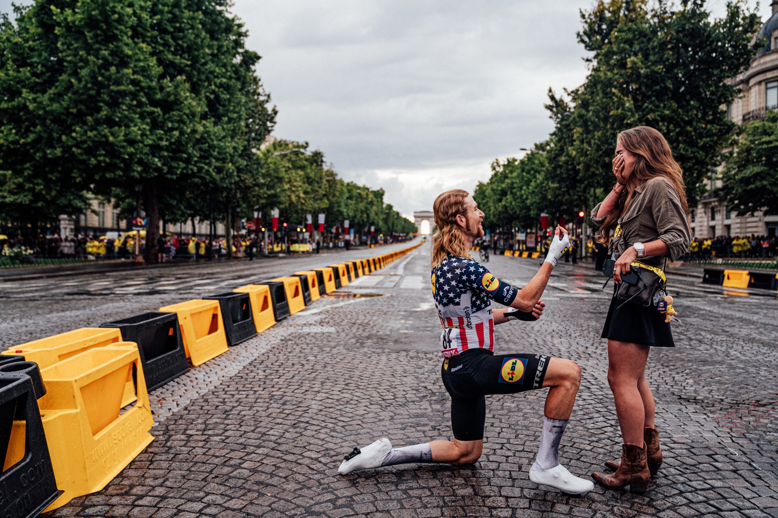Quinn Simmons Champs-Élysées'de Sevgilisine Evlilik Teklif Etti - Tour de France'ın En Romantik Anı