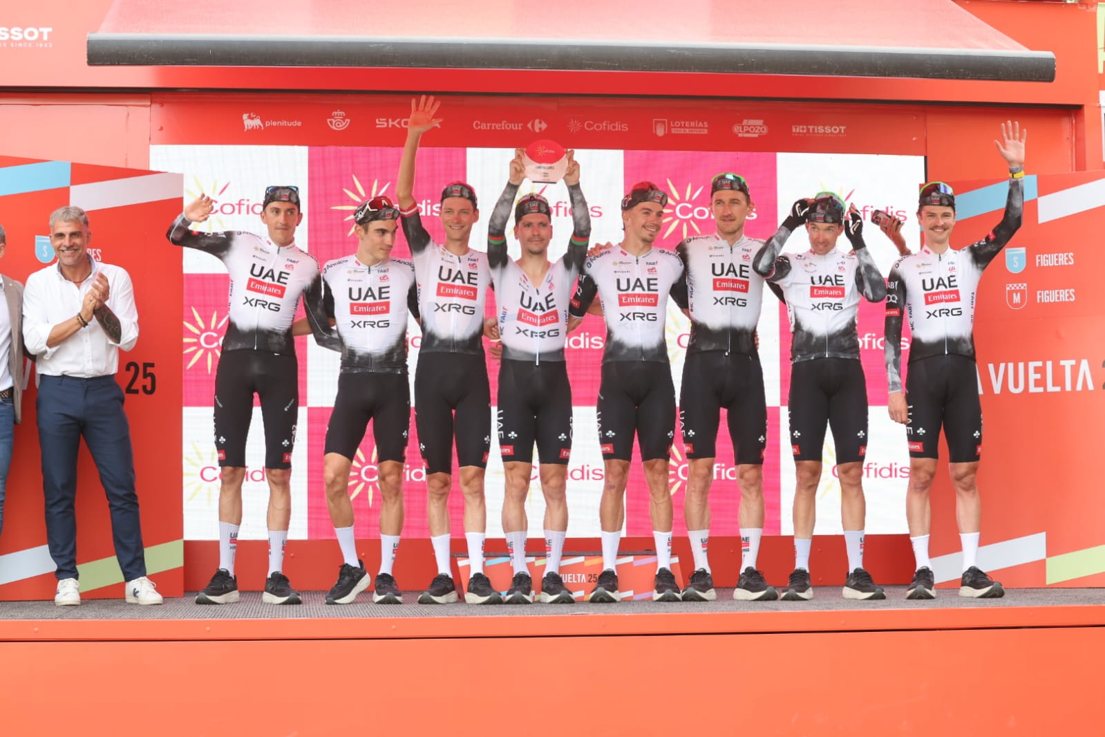 UAE Team Emirates takımı Tour de France zaferini kutluyor