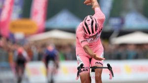 Giro d'Italia 17. Etap: Del Toro, Mortirolo'da Carapaz'ı Geride Bırakarak Zafere Ulaştı