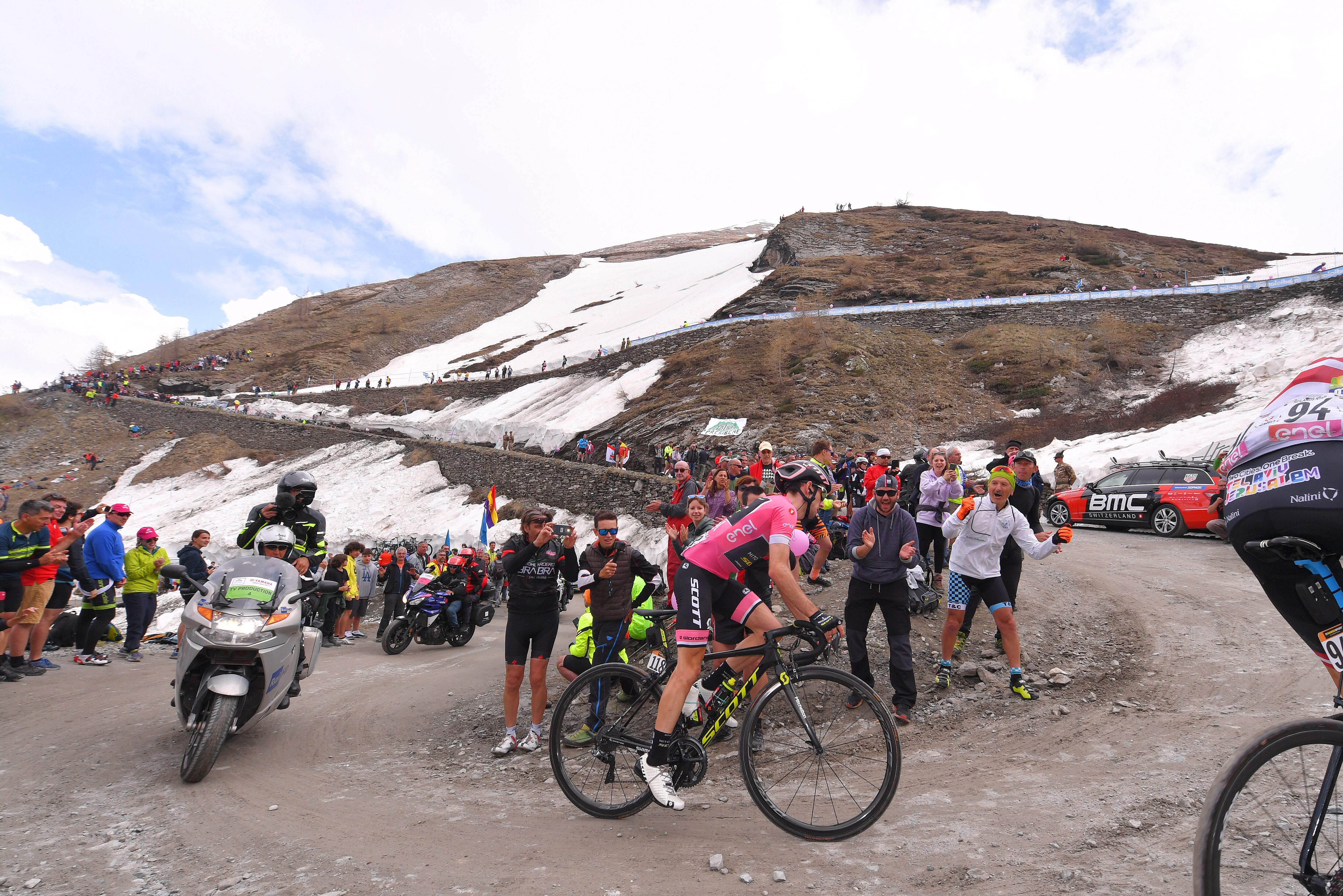Simon Yates, hundido en la ascensión a Finestre.