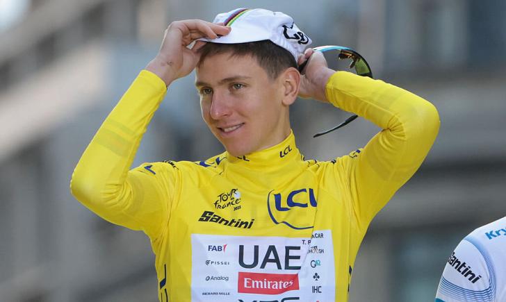 Tadej Pogacar, gran ausente en la Vuelta a España, con el maillot amarillo de campeón del Tour de Francia.