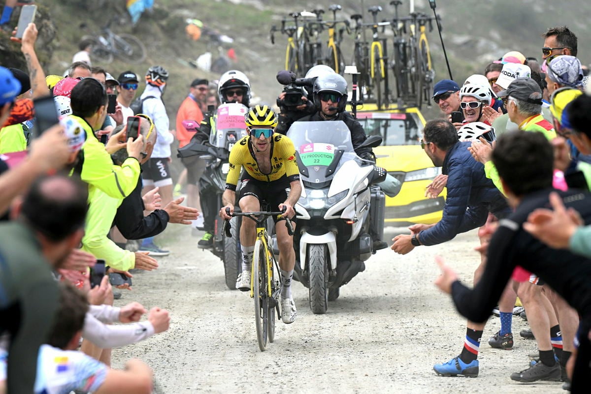 Simon Yates sube en solitario el Colle delle Finestre.