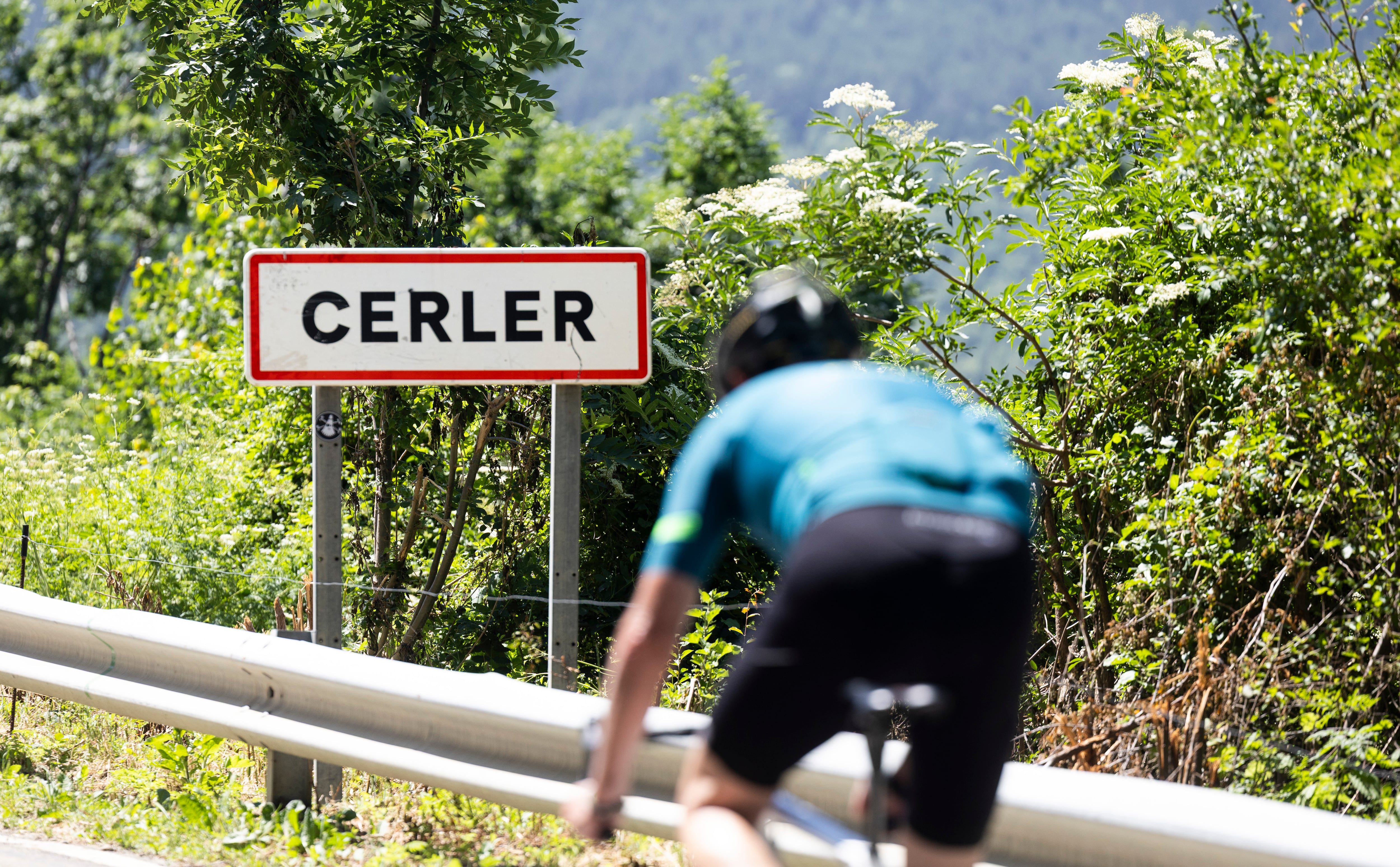 Cerler tırmanışında bisikletçi
