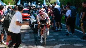 Giro d'Italia 2025'te 16. Etap Heyecanı: Scaroni Kazandı, Del Toro Liderliği Korudu!