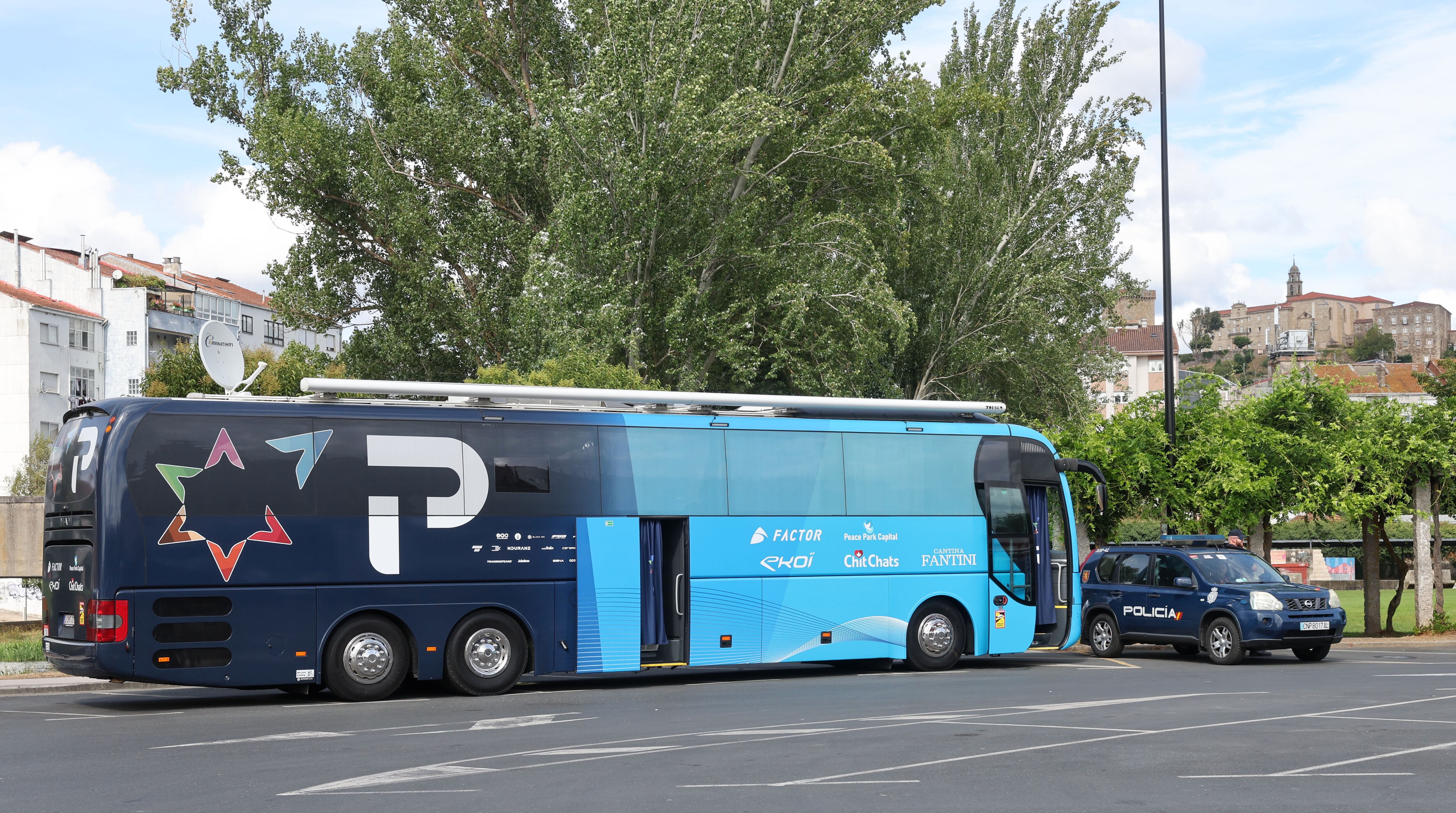 İsrail-Premier Tech takımının Vigo'daki antrenmanı sırasında polis escortu