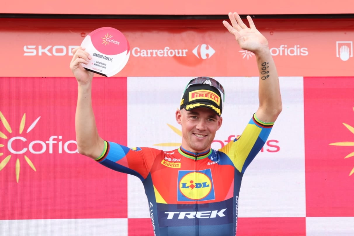 Mads Pedersen Vuelta 2025 zaferini kutluyor