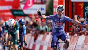 Groves Van Aert'i Mağlup Ederek Zafere Ulaştı