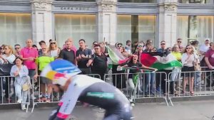 Bisiklet Yarışında Finişte Sürpriz Karşılama: Protestocular Tüm Sporcular İçin Tek Ses!