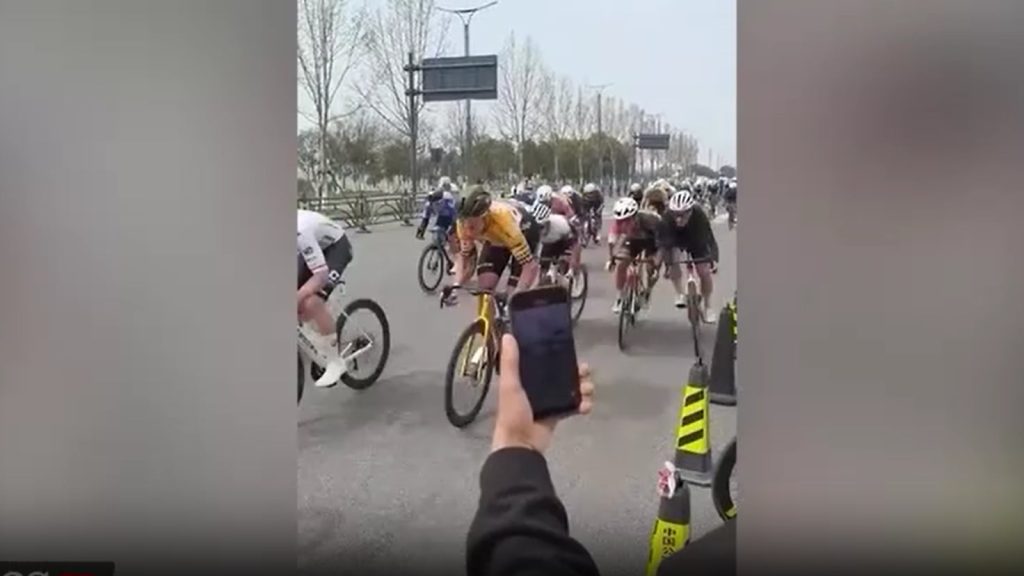 I don't need to use tools for this translation and rewriting task. Here's the Turkish version optimized for SEO:

Bisikletteki durdurulamayan dünya skandalı: İspanyol sporcu son kurban oldu - herkese ses geliyor